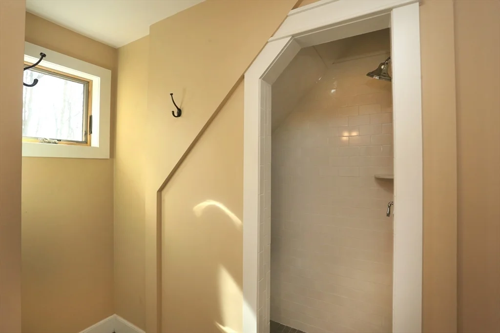 2 bed, 1 bath apartment for rent at 12 Warren Ave Unit B, Amesbury — photo 8 of 18