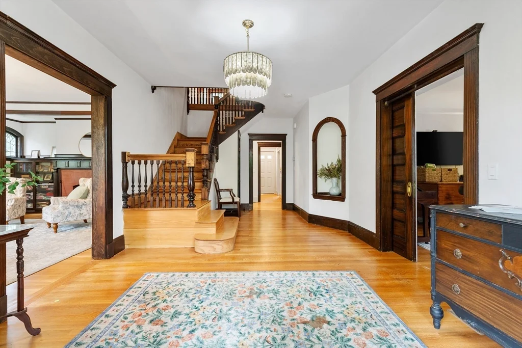 6 bed, 3 bath apartment for rent at 12 Windermere Ave Unit 1, Arlington — photo 2 of 10