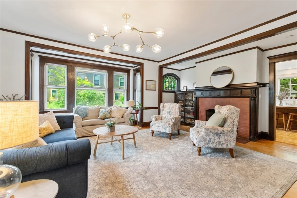 6 bed, 3 bath apartment for rent at 12 Windermere Ave Unit 1, Arlington — photo 3 of 10