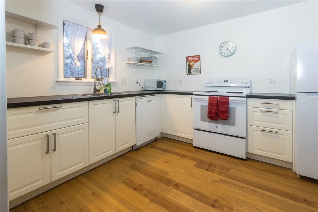 2 bed, 1 bath apartment for rent at 12 Woodrise Unit 12, Falmouth (village) — photo 8 of 19