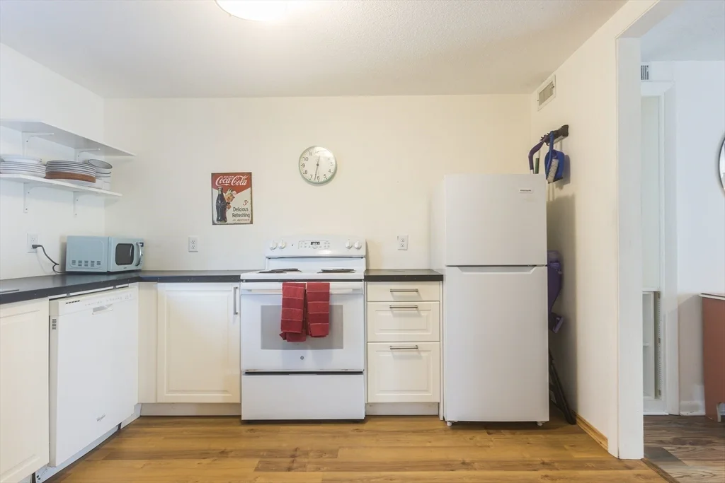 2 bed, 1 bath apartment for rent at 12 Woodrise Unit 12, Falmouth (village) — photo 9 of 19