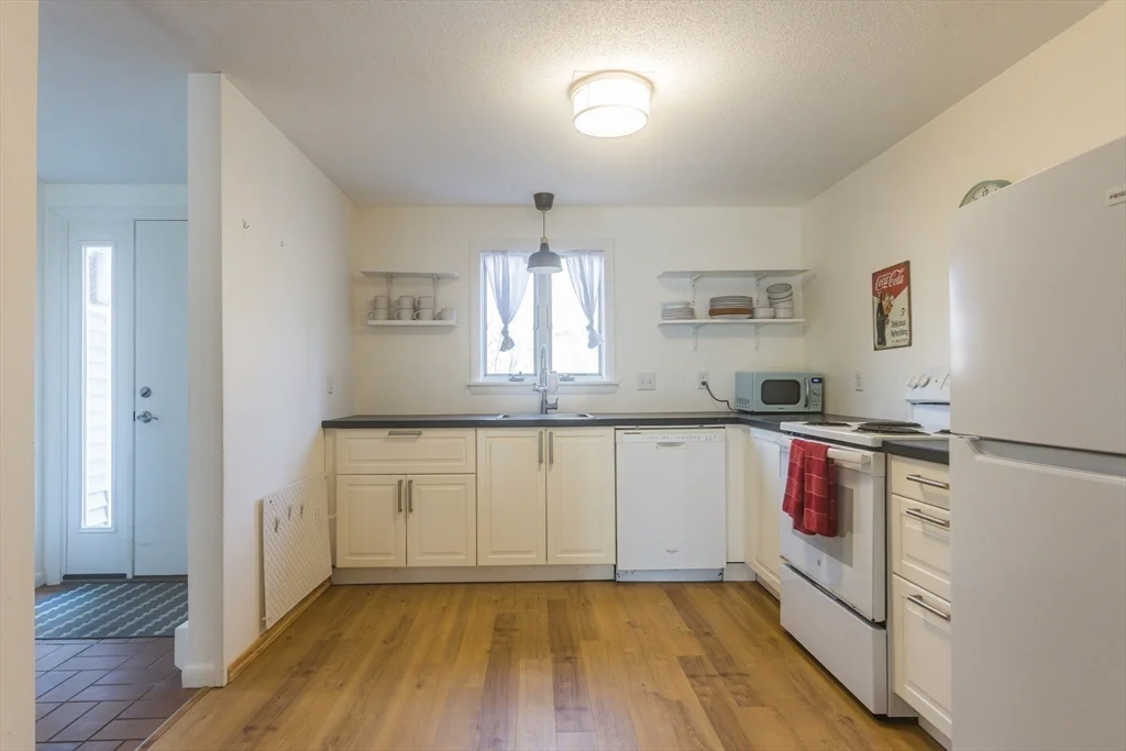2 bed, 1 bath apartment for rent at 12 Woodrise Unit 12, Falmouth (village) — photo 7 of 19