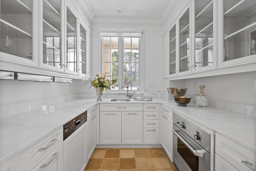 6 bed, 4+ bath apartment for rent at 120 Cabot St, Chestnut Hill — photo 9 of 37