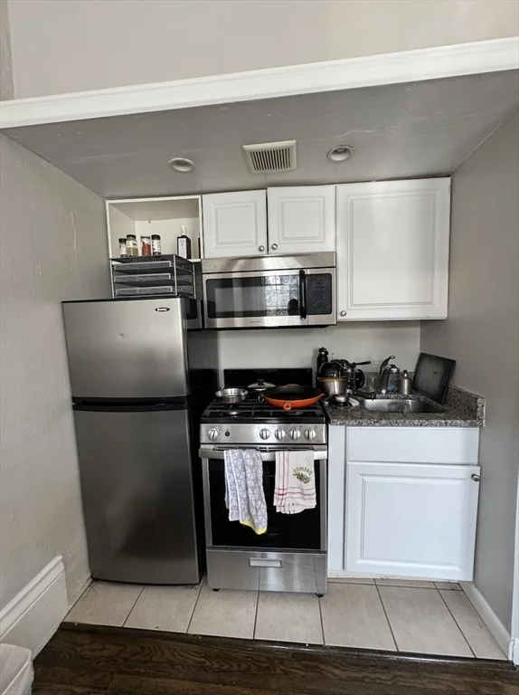 Studio bed, 1 bath apartment for rent at 120 Charles St Unit 7, Beacon Hill — photo 3 of 7