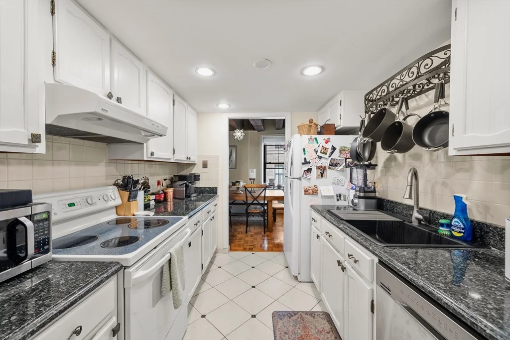 2 bed, 1 bath apartment for rent at 120 Commercial St Unit 3-2, Waterfront — photo 4 of 8
