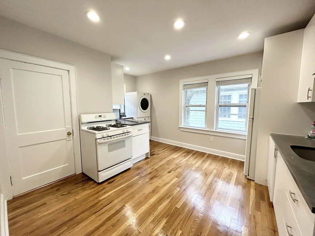 4 bed, 1 bath apartment for rent at 120 Hillside St Unit 2, Mission Hill — photo 3 of 10