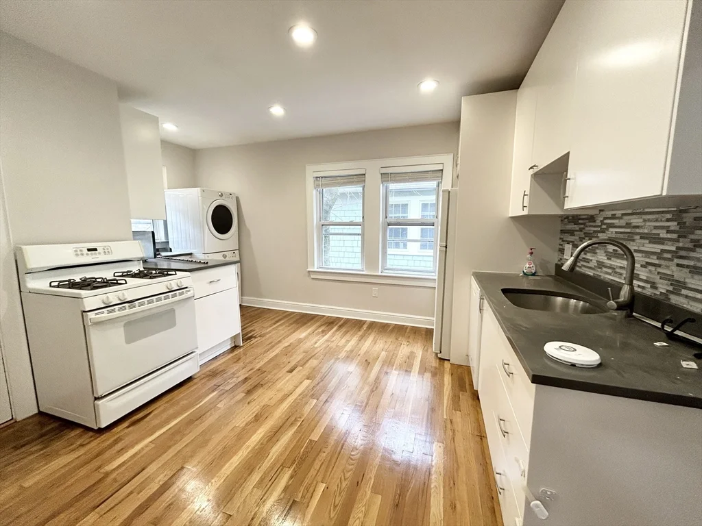 4 bed, 1 bath apartment for rent at 120 Hillside St Unit 2, Mission Hill — photo 2 of 10