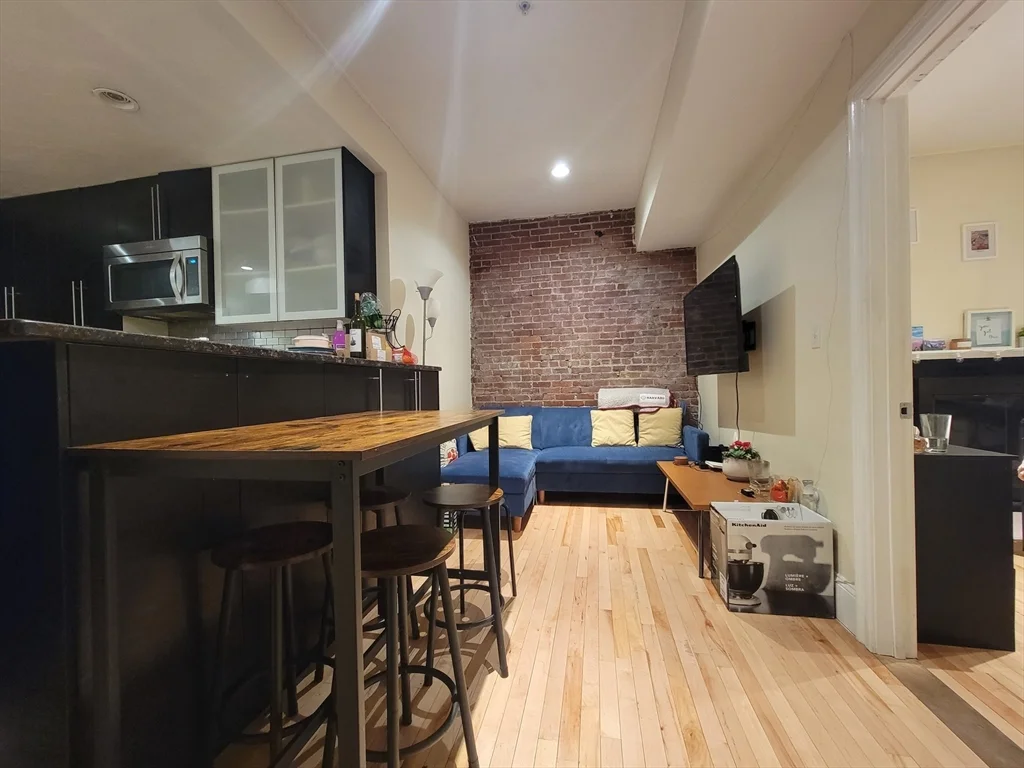 4 bed, 2 bath apartment for rent at 1203 Beacon St Unit 2, Brookline — photo 1 of 8