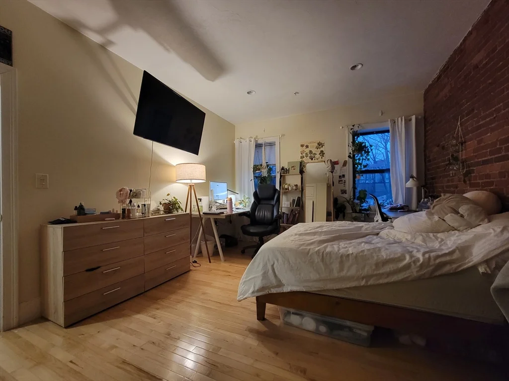 4 bed, 2 bath apartment for rent at 1203 Beacon St Unit 2, Brookline — photo 7 of 8