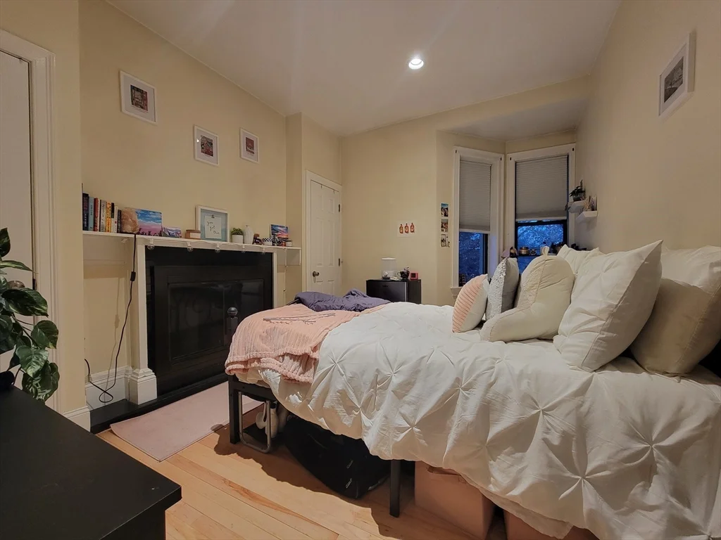 4 bed, 2 bath apartment for rent at 1203 Beacon St Unit 2, Brookline — photo 2 of 8