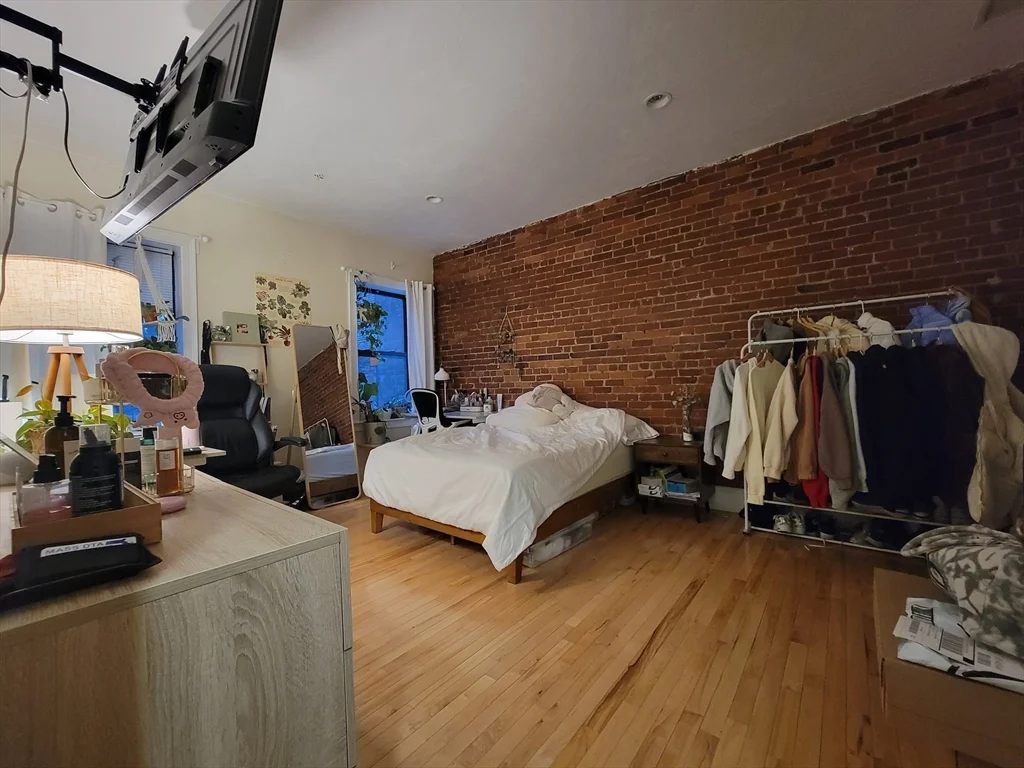4 bed, 2 bath apartment for rent at 1203 Beacon St Unit 2, Brookline — photo 6 of 8