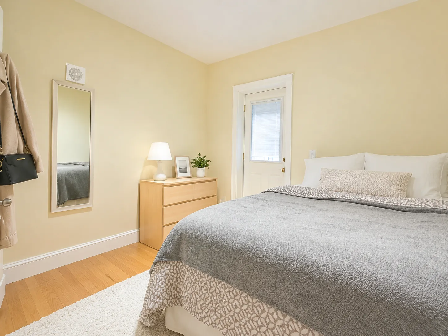 4 bed, 2 bath apartment for rent at 1203 Beacon St Unit Two, Brookline — photo 3 of 23
