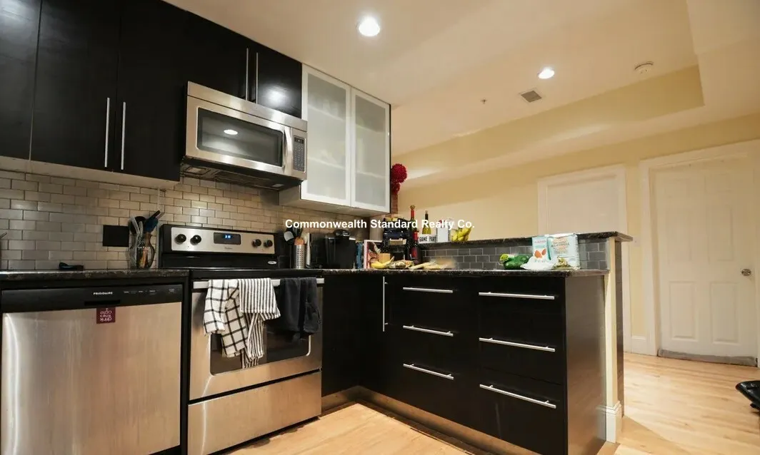 4 bed, 2 bath apartment for rent at 1203 Beacon St Unit Two, Brookline — photo 12 of 23