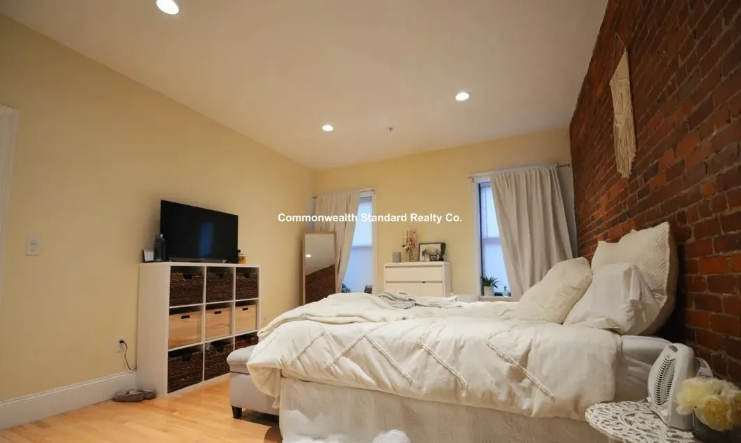 4 bed, 2 bath apartment for rent at 1203 Beacon St Unit Two, Brookline — photo 19 of 23