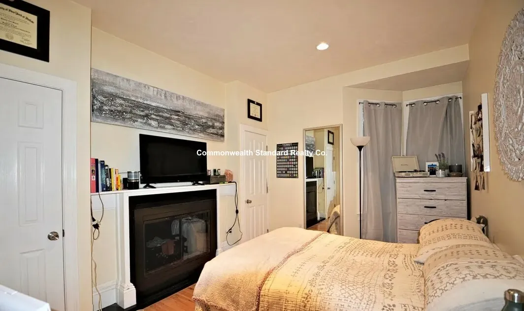 4 bed, 2 bath apartment for rent at 1203 Beacon St Unit Two, Brookline — photo 13 of 23