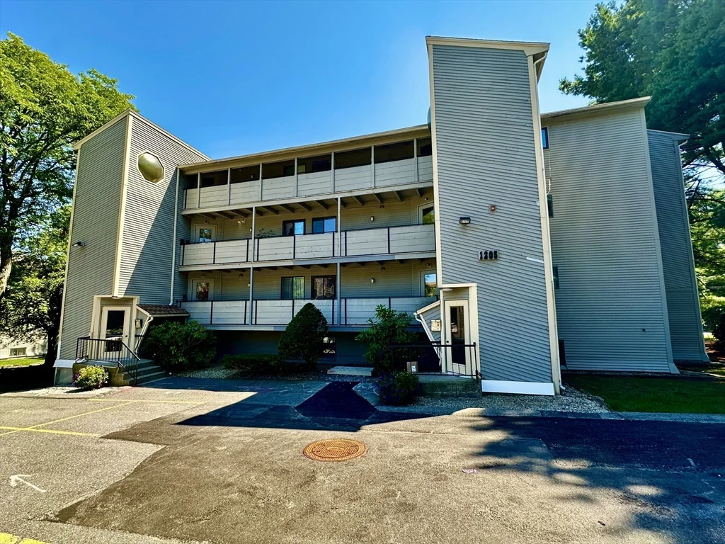 2 bed, 1 bath apartment for rent at 1205 Grafton St Unit B18, Broadmeadow Brook — photo 2 of 39