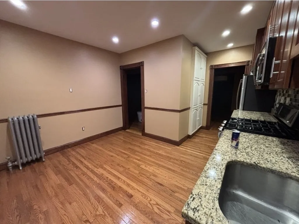 4 bed, 1 bath apartment for rent at 121-123 Willow St Unit 2, West Roxbury — photo 2 of 8