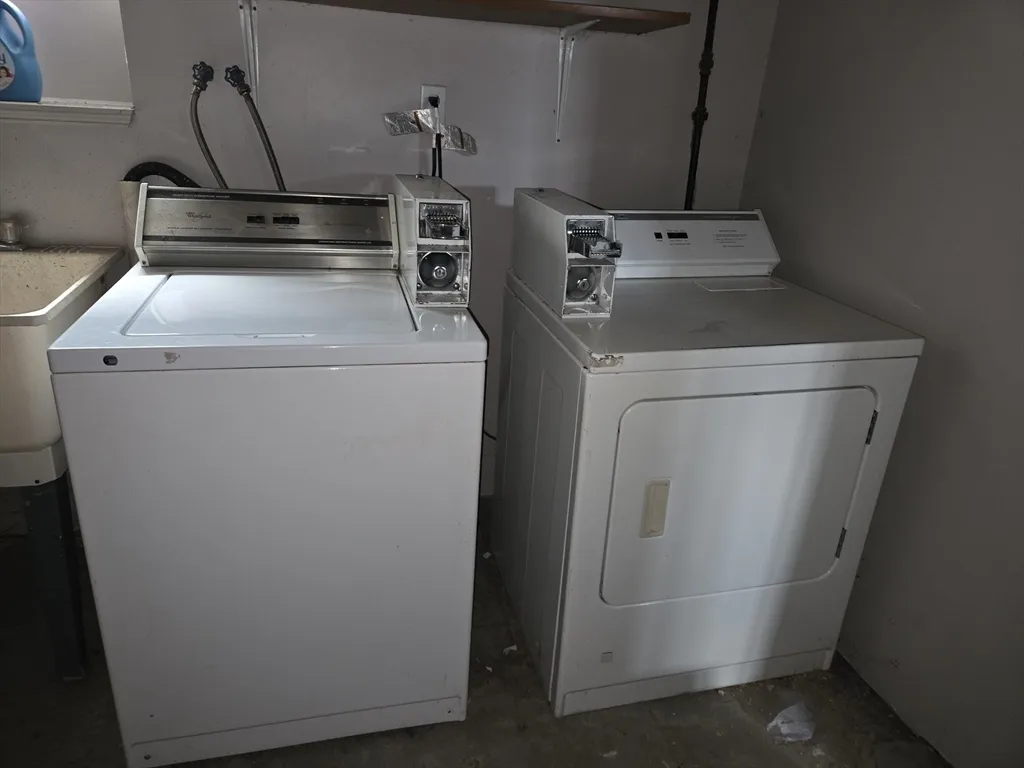 4 bed, 1 bath apartment for rent at 121-123 Willow St Unit 2, West Roxbury — photo 8 of 8