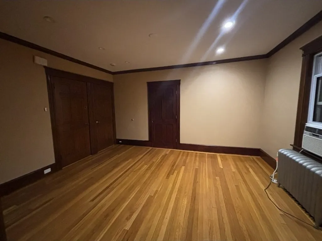 4 bed, 1 bath apartment for rent at 121-123 Willow St Unit 2, West Roxbury — photo 4 of 8