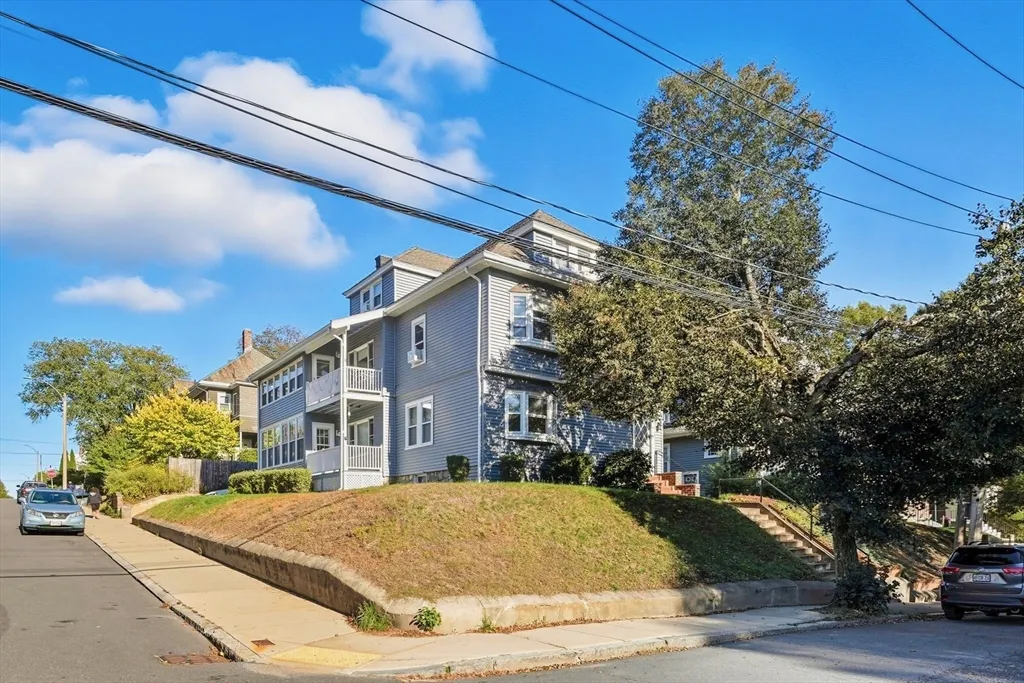 4 bed, 1 bath apartment for rent at 121-123 Willow St Unit 2, West Roxbury — photo 1 of 8