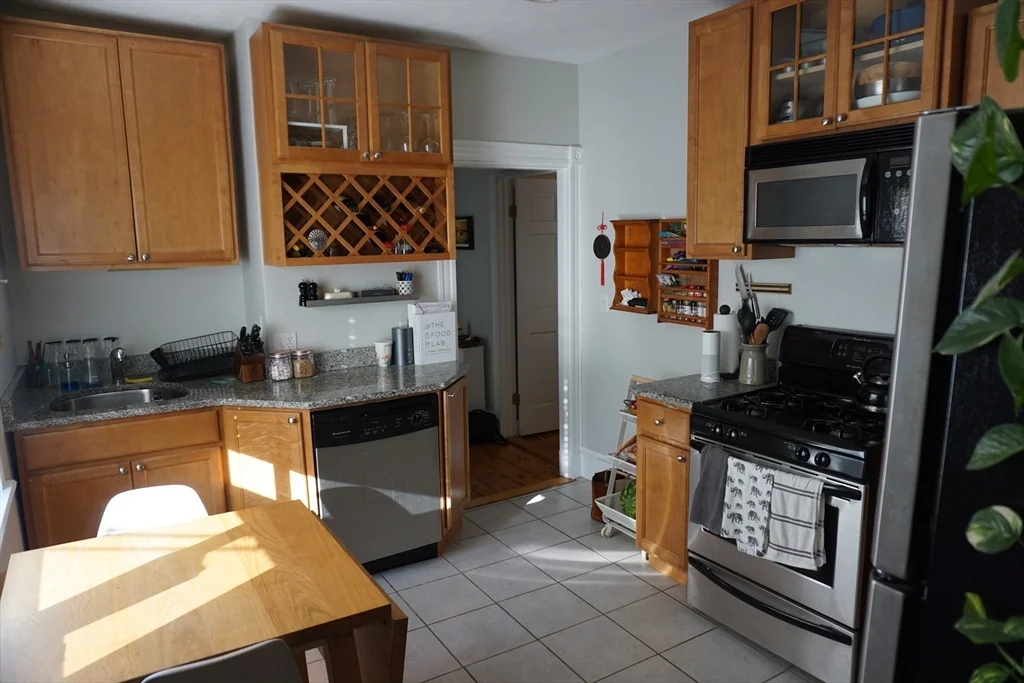 2 bed, 1 bath apartment for rent at 121 Albion St Unit 2, Spring Hill — photo 4 of 11