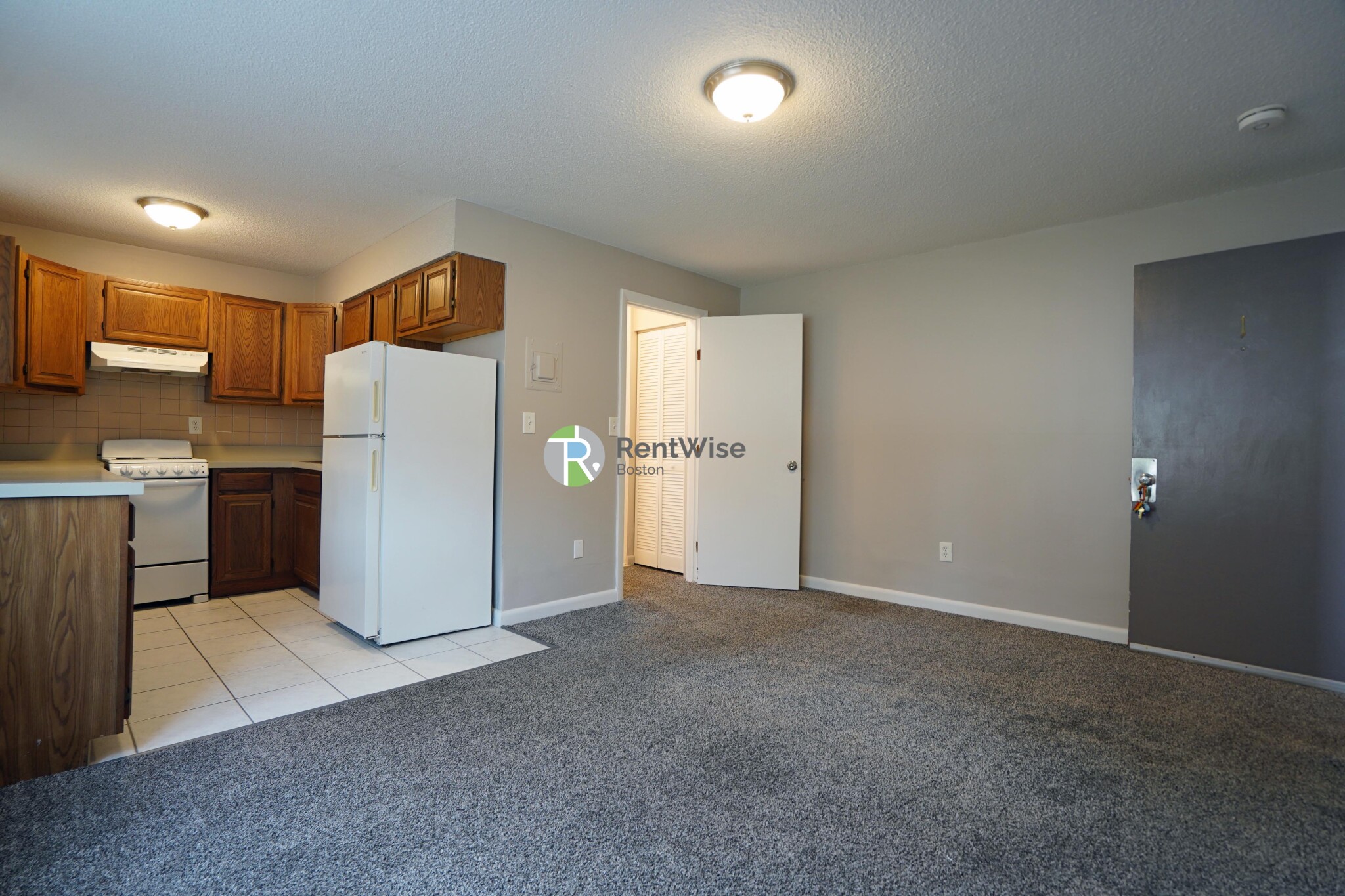 Studio bed, 1 bath apartment for rent at 121 Ash St Unit 1, South Side — photo 3 of 13