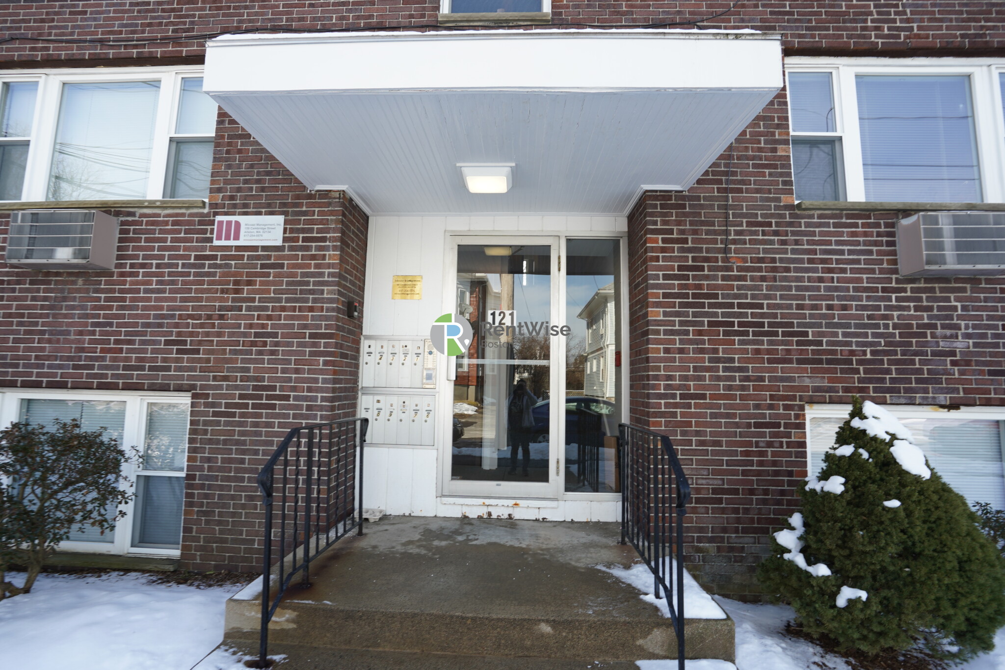 Studio bed, 1 bath apartment for rent at 121 Ash St Unit 1, South Side — photo 10 of 13