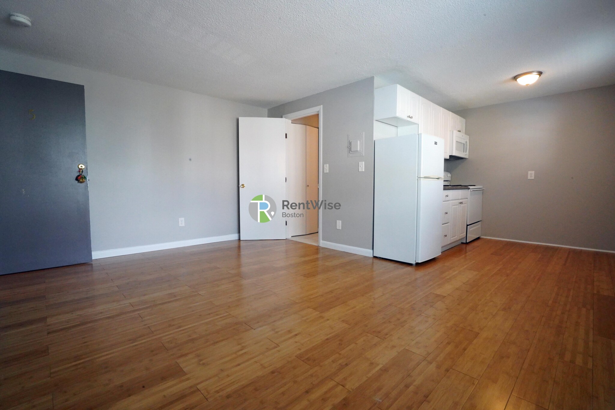 1 bed, 1 bath apartment for rent at 121 Ash St Unit 5, South Side — photo 3 of 12