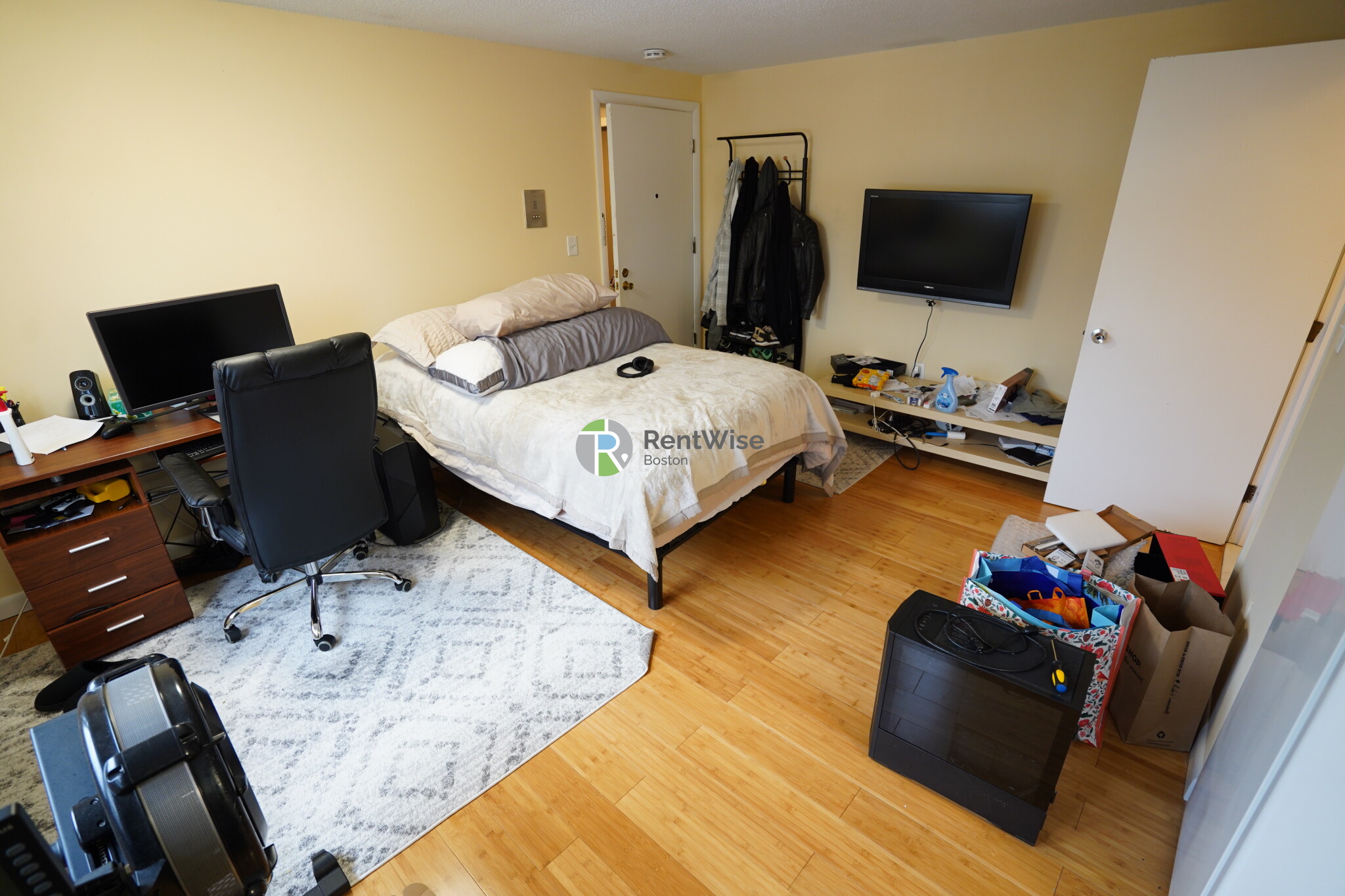 Studio bed, 1 bath apartment for rent at 121 Ash St Unit 8, South Side — photo 3 of 6