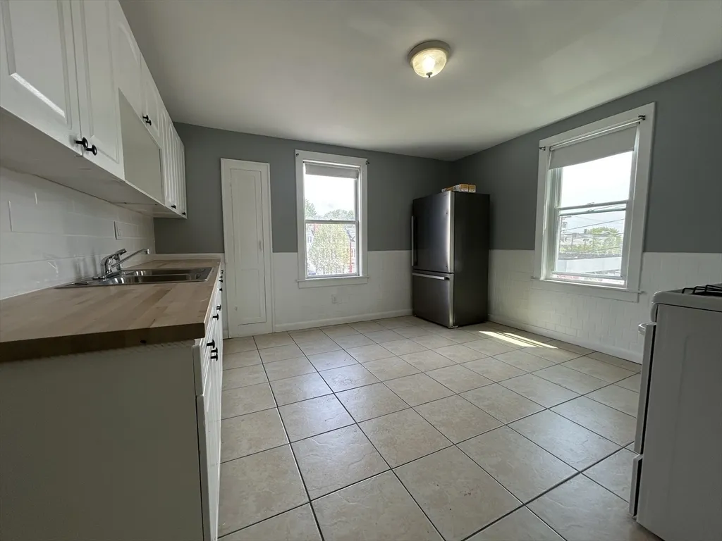 3 bed, 1 bath apartment for rent at 121 Boston Unit 2, Glenwood — photo 3 of 13