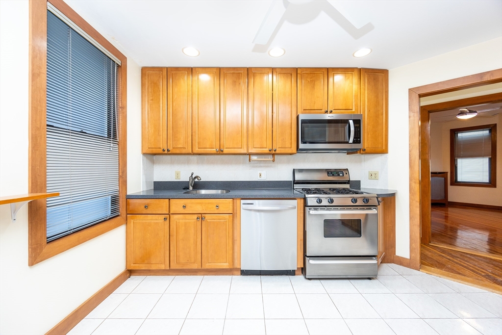 3 bed, 1 bath apartment for rent at 121 Browne St Unit 2, North Brookline — photo 2 of 19