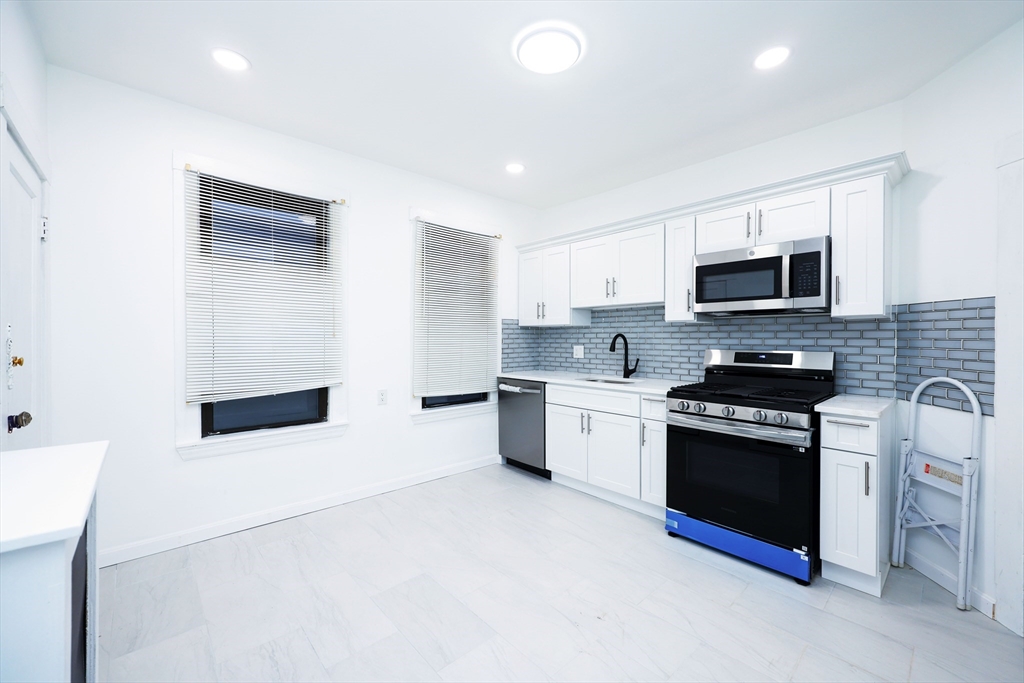 3 bed, 1 bath apartment for rent at 121 Browne St Unit 3, North Brookline — photo 2 of 23