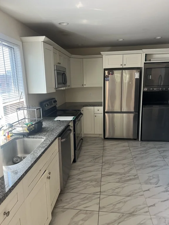 3 bed, 1 bath apartment for rent at 121 Clarence Unit 1, Everett — photo 2 of 7