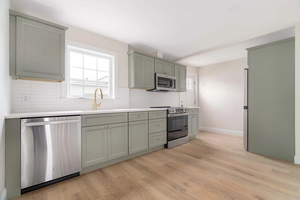 3 bed, 2 bath apartment for rent at 121 Fayette Unit A, Quincy — photo 2 of 19