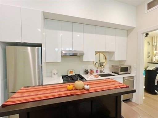 1 bed, 1 bath apartment for rent at 121 Portland St Unit 406, Bulfinch Crossing — photo 3 of 20