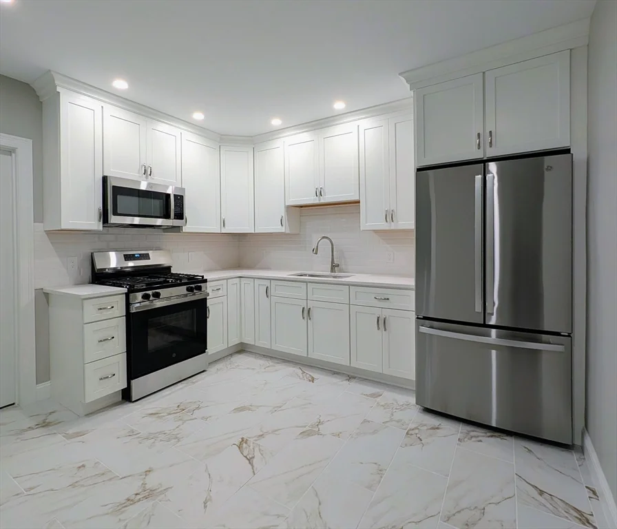3 bed, 1 bath apartment for rent at 121 Whitman St Unit 1, New Bedford — photo 1 of 11