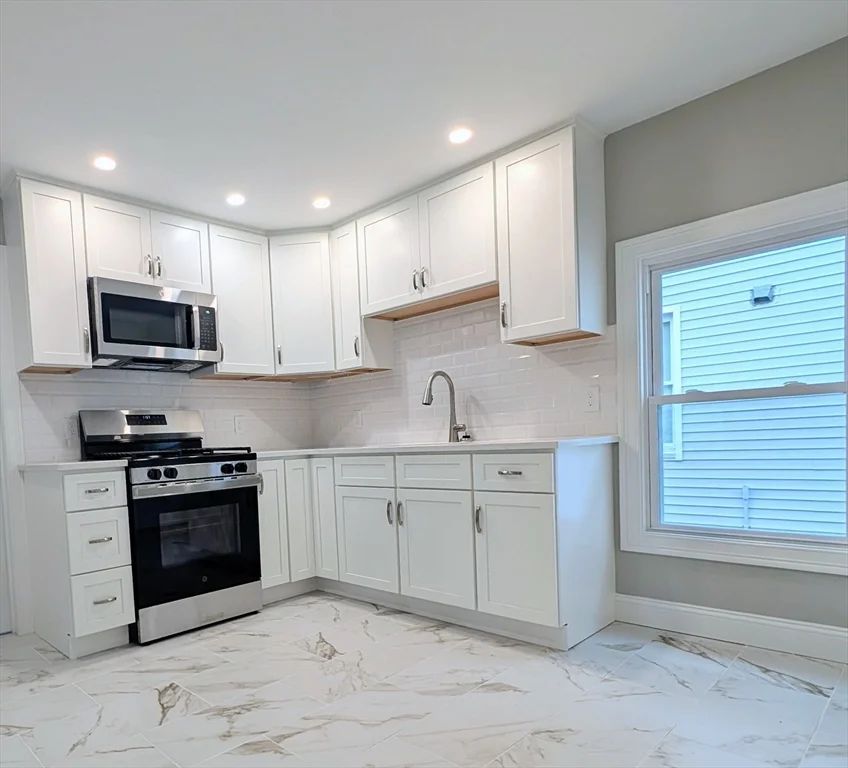 3 bed, 1 bath apartment for rent at 121 Whitman St Unit 2, New Bedford — photo 1 of 11
