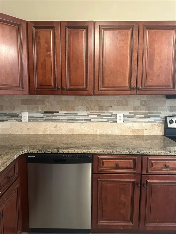 3 bed, 1 bath apartment for rent at 121 Winfield St Unit 3, Worcester — photo 5 of 7
