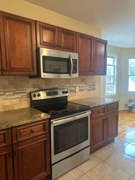 3 bed, 1 bath apartment for rent at 121 Winfield St Unit 3, Worcester — photo 1 of 7