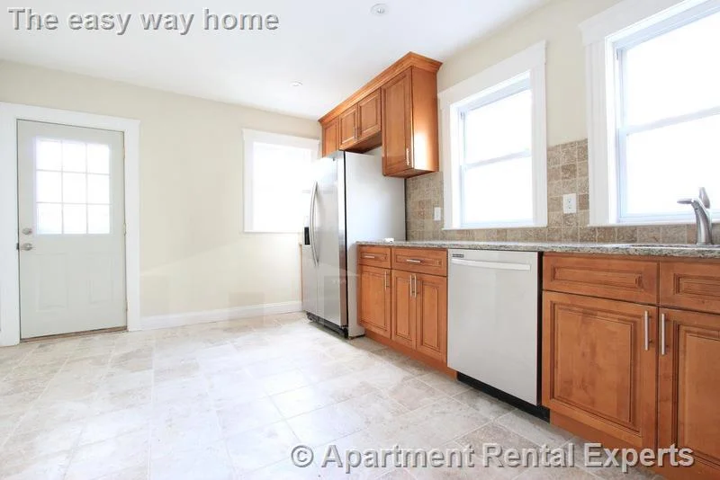 3 bed, 1 bath apartment for rent at 121 Yale St, Ball Square — photo 3 of 17