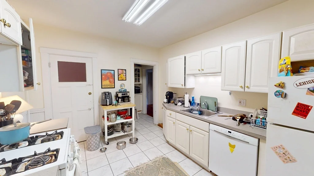 3 bed, 1 bath apartment for rent at 1213 Beacon St Unit 4, Coolidge Corner — photo 8 of 11