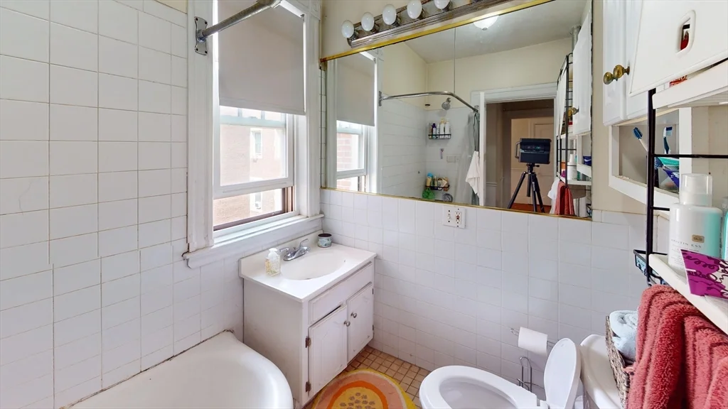 3 bed, 1 bath apartment for rent at 1213 Beacon St Unit 4, Coolidge Corner — photo 7 of 11