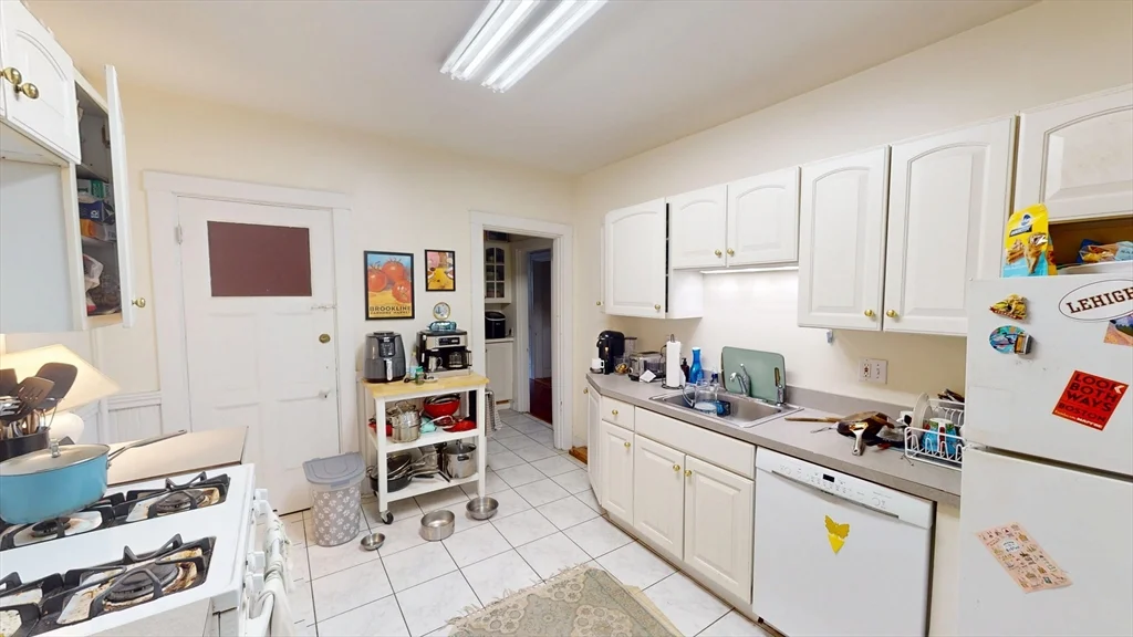 3 bed, 1 bath apartment for rent at 1213 Beacon St Unit 5, Coolidge Corner — photo 13 of 16