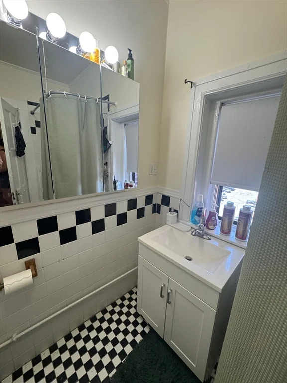 3 bed, 1 bath apartment for rent at 1217 Beacon St Unit 7, Coolidge Corner — photo 4 of 6