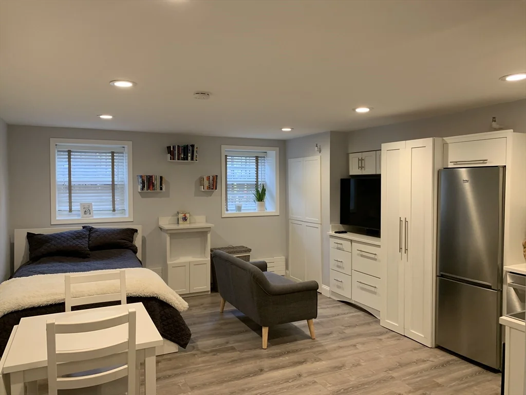 Studio bed, 1 bath apartment for rent at 122 Beacon St Unit 1, Back Bay — photo 1 of 5