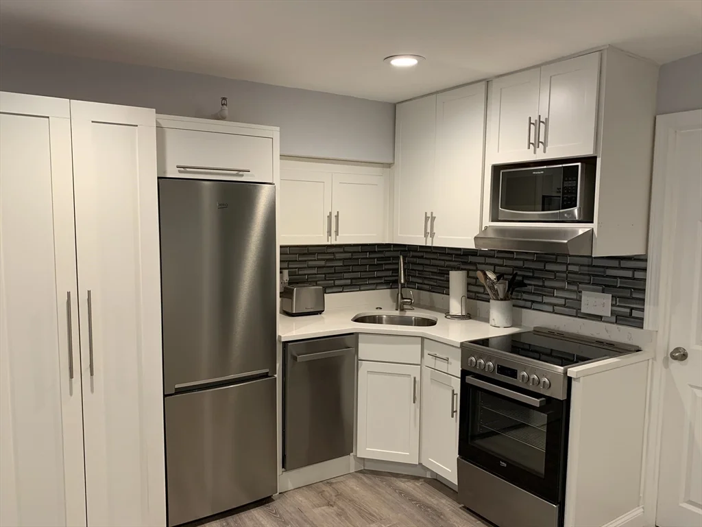 Studio bed, 1 bath apartment for rent at 122 Beacon St Unit 1, Back Bay — photo 2 of 5