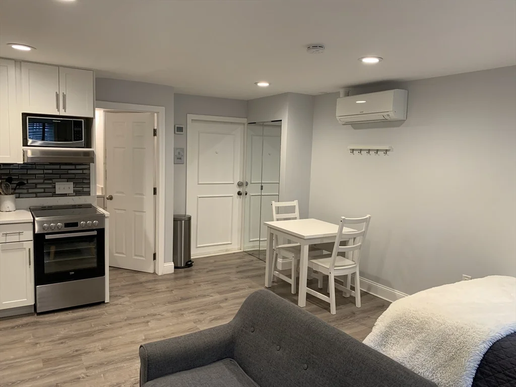 Studio bed, 1 bath apartment for rent at 122 Beacon St Unit 1, Back Bay — photo 4 of 5