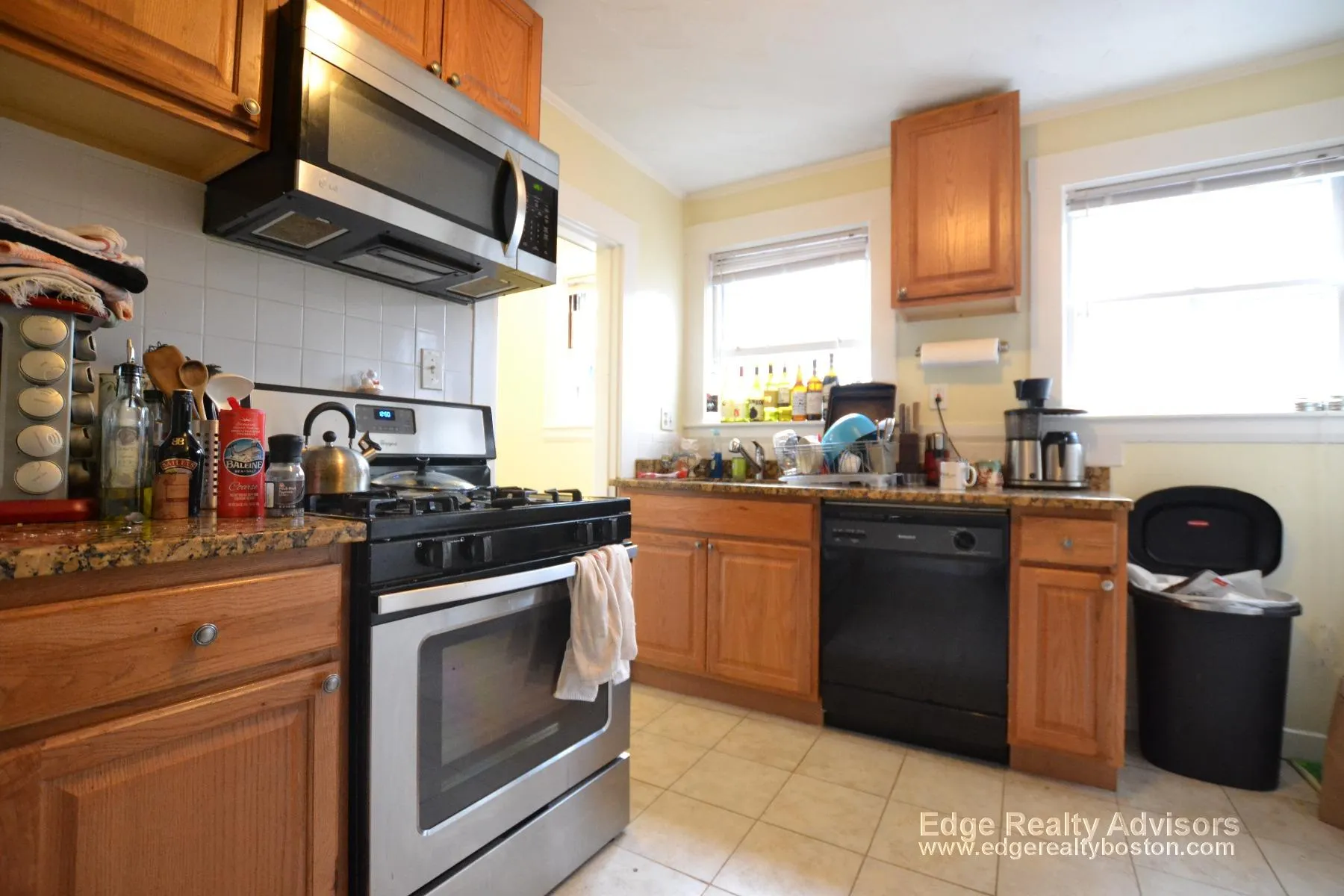 3 bed, 1 bath apartment for rent at 122 Bennett St Unit 2, Oak Square