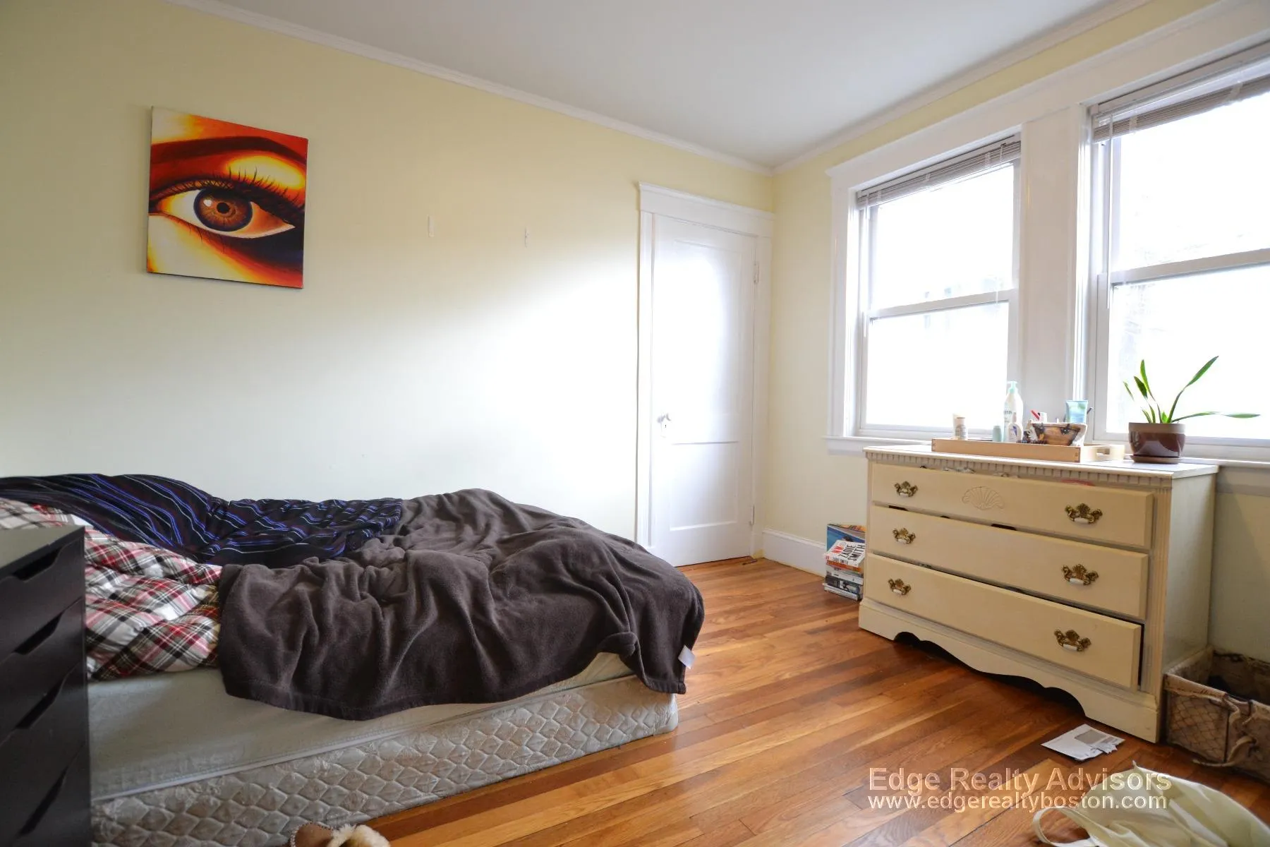 3 bed, 1 bath apartment for rent at 122 Bennett St Unit 2, Oak Square — photo 8 of 11