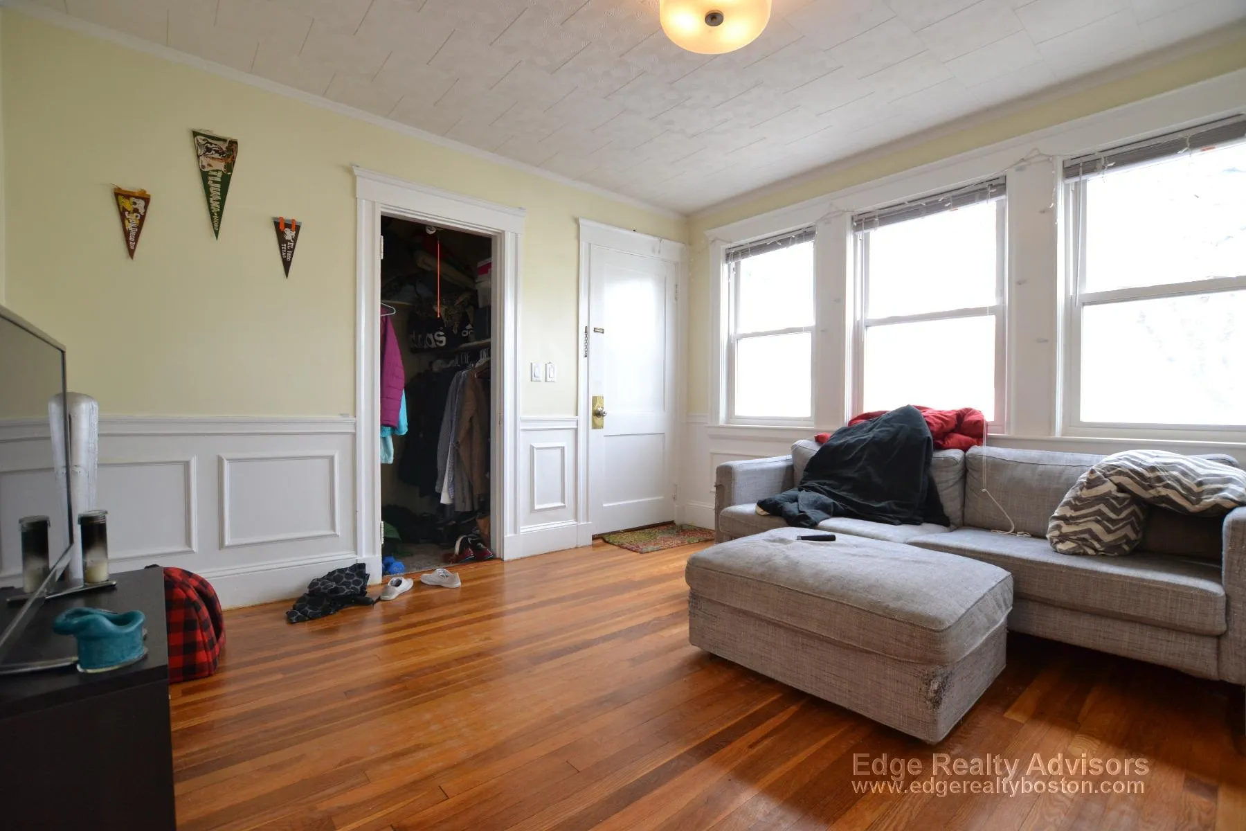 3 bed, 1 bath apartment for rent at 122 Bennett St Unit 2, Oak Square — photo 4 of 11